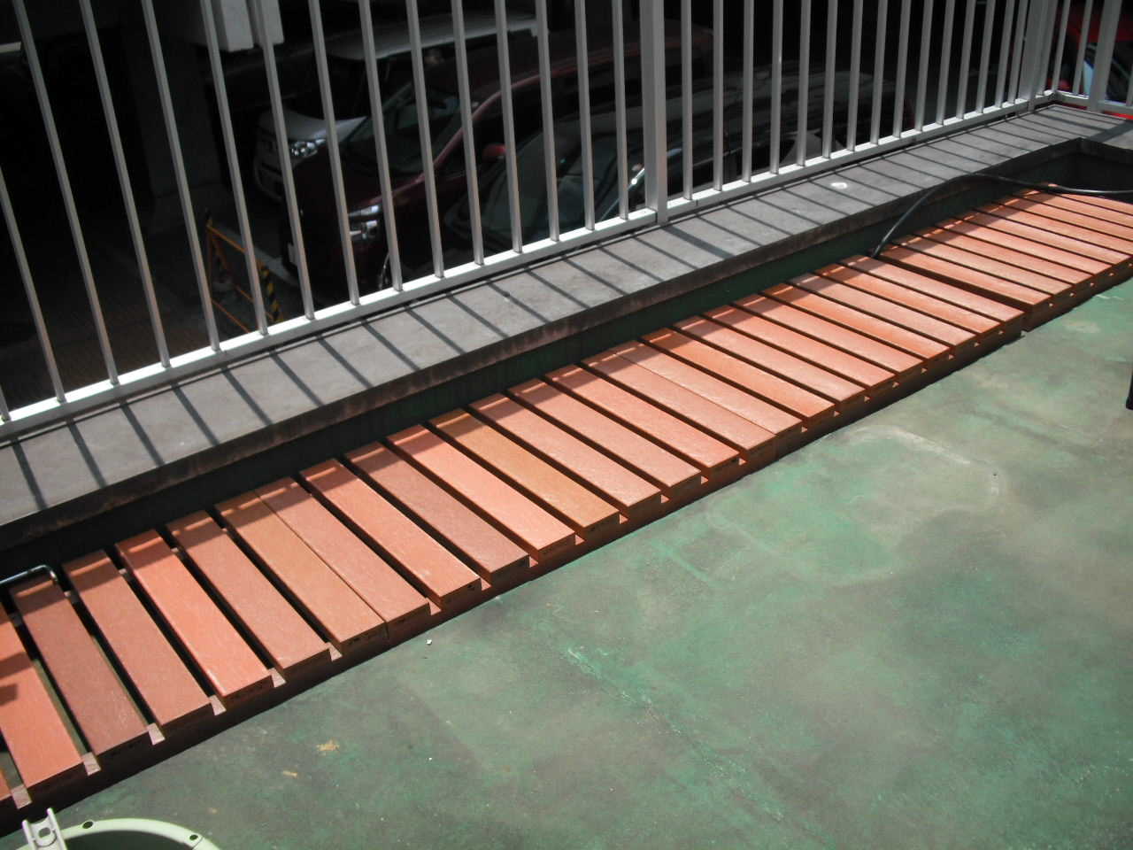 葛飾区役所中庭　屋上緑化展示場メンテナンス