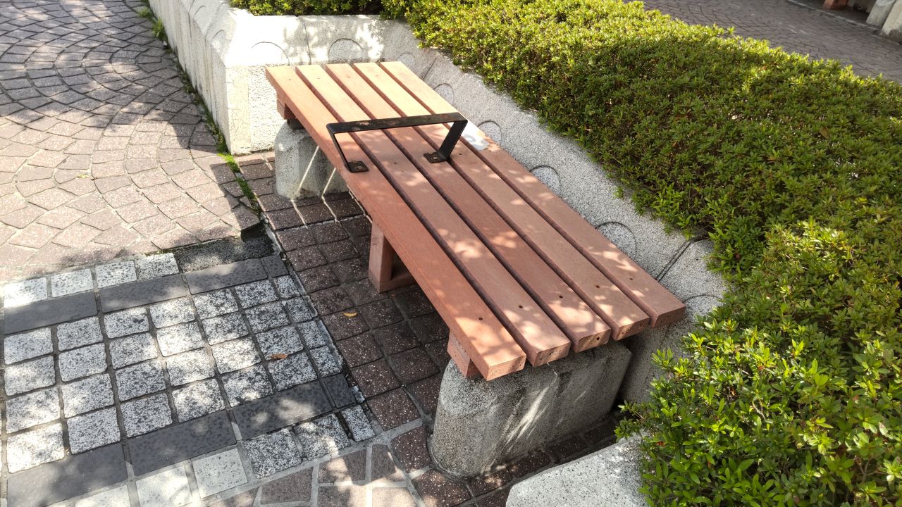 JR宇都宮駅西口通路ベンチ