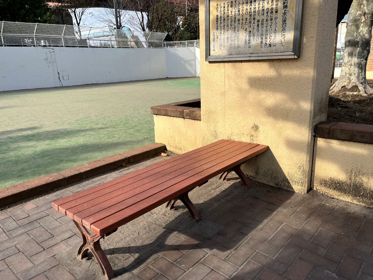 東京都足立区東部・公園ベンチ